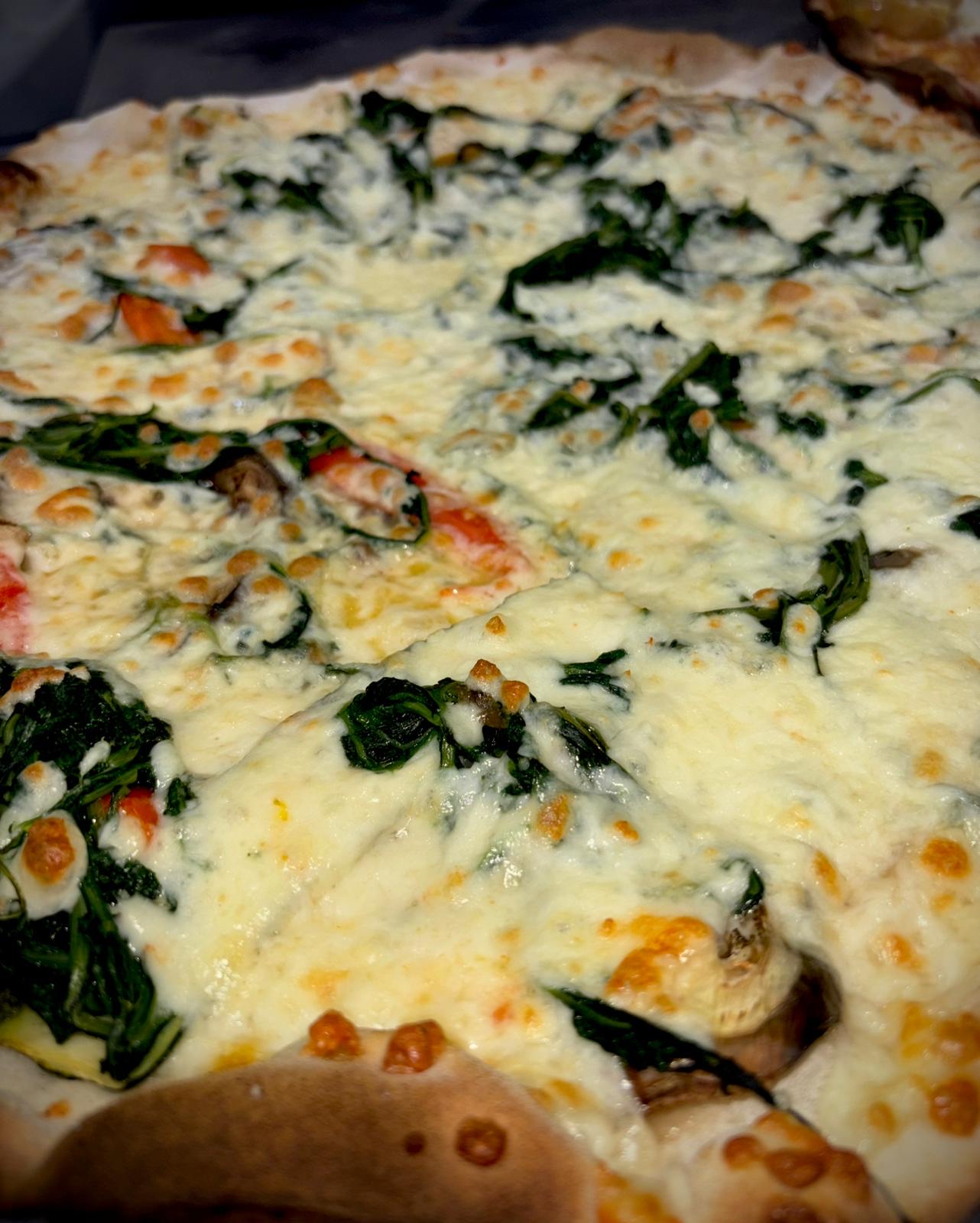 Pizza bianca con spinaci e funghi
