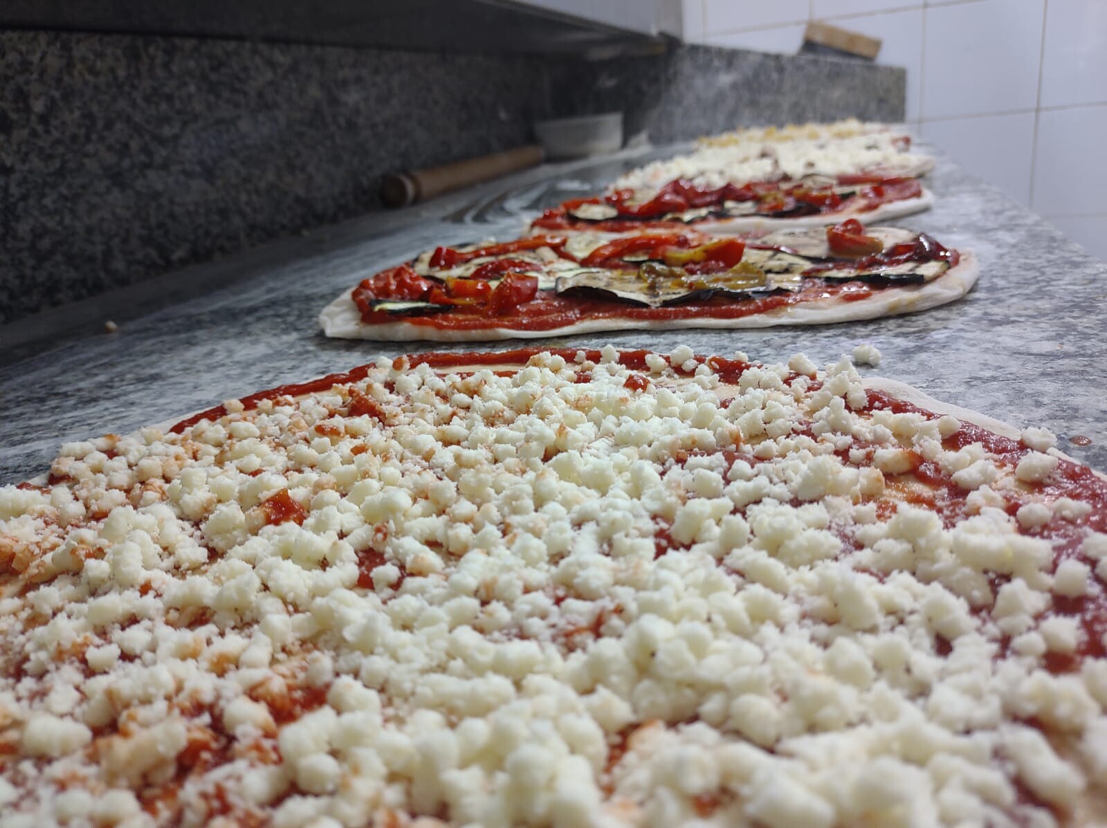 Grande pizza da tavolata, in stile romano