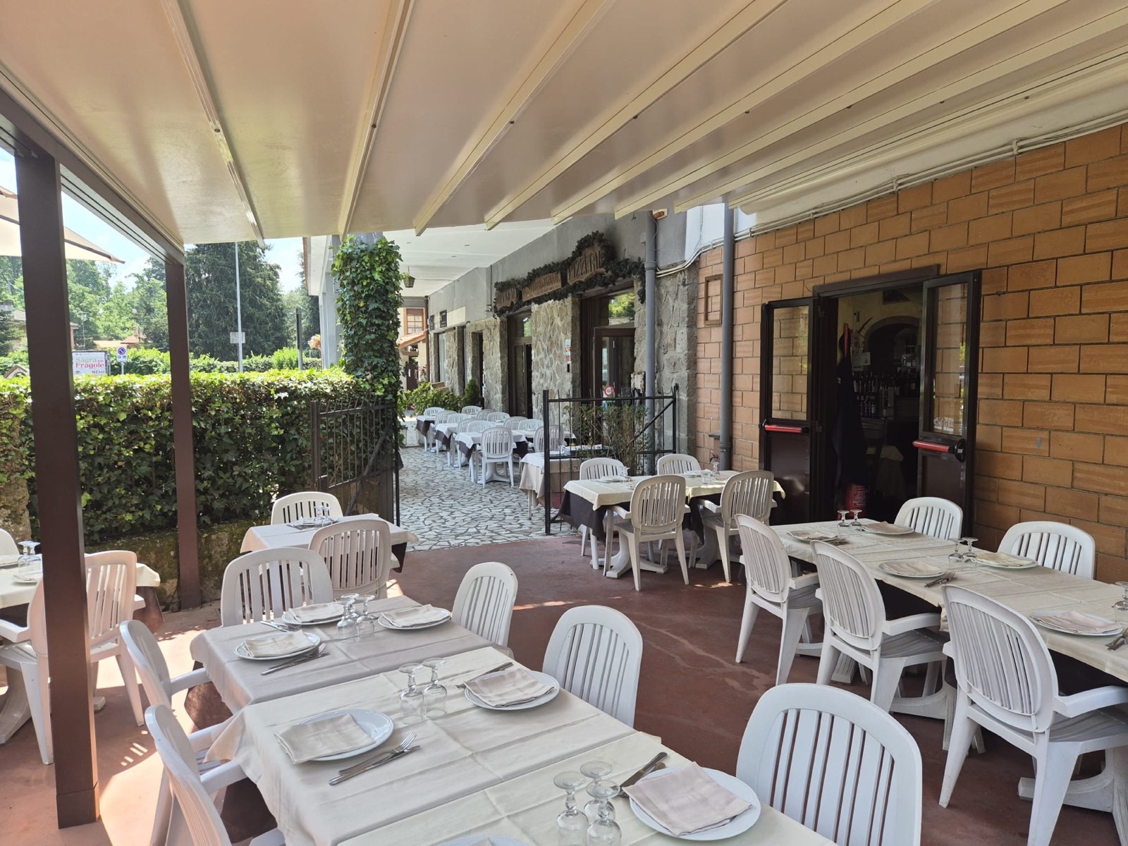 Portico esterno del ristorante a Nemi