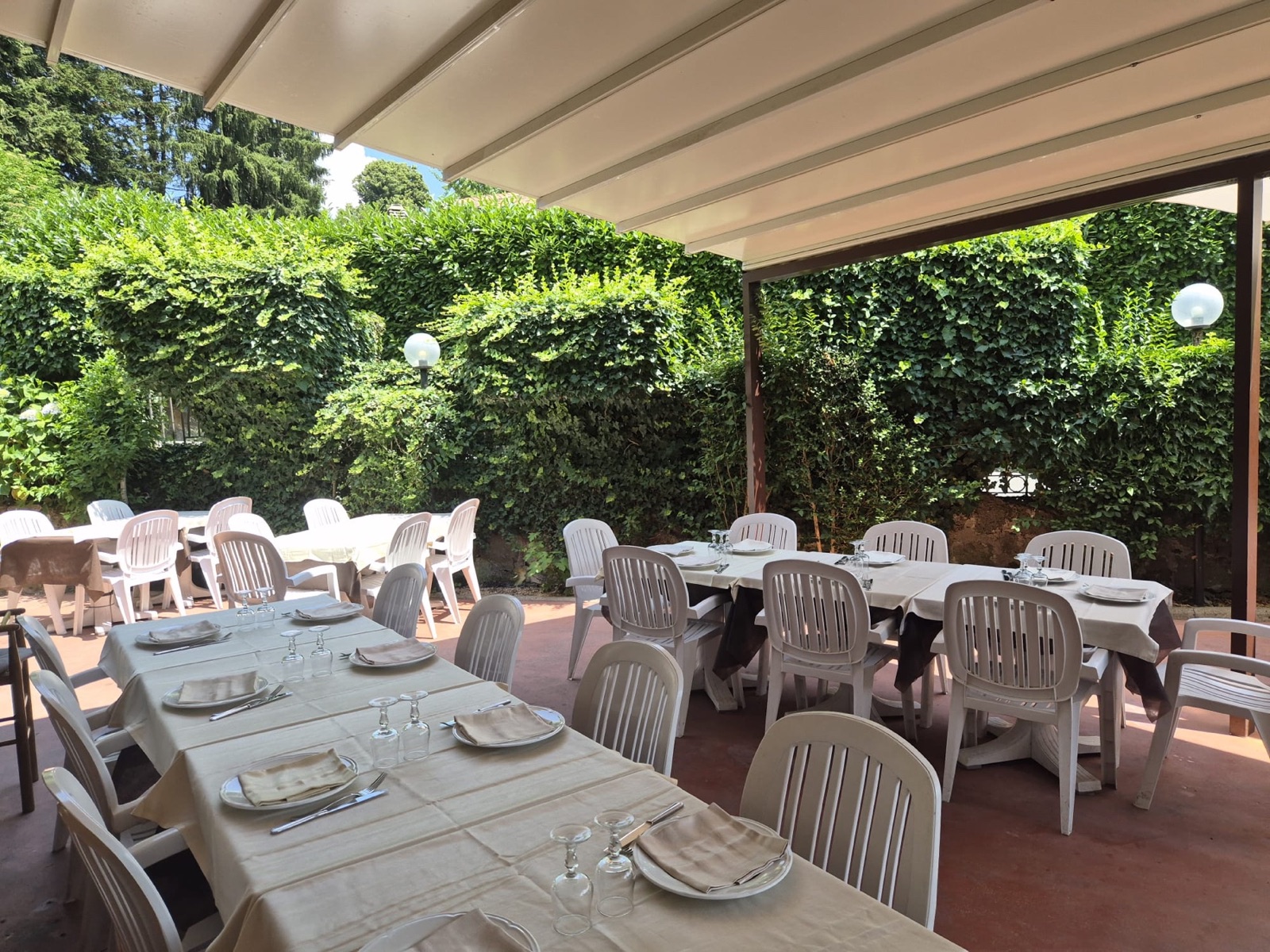 Veranda sotto il pergolato affacciata sul verde